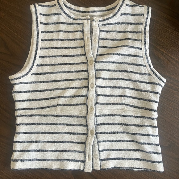 Button-Up Sleeveless Tank Top - Picture 3 of 4